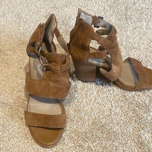 Hinge heeled sandals